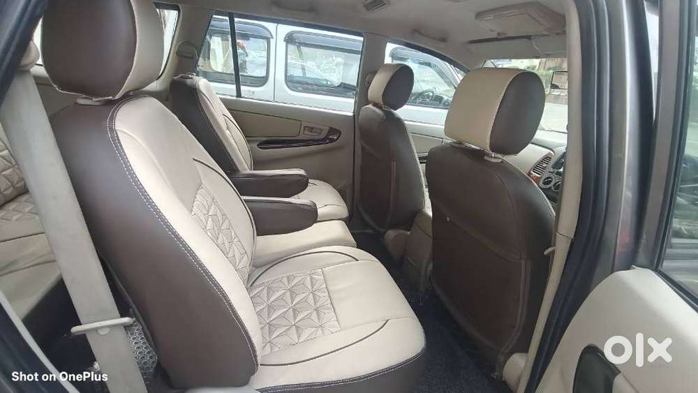 Toyota Innova 2.5 E 8 Str, 2011, Diesel