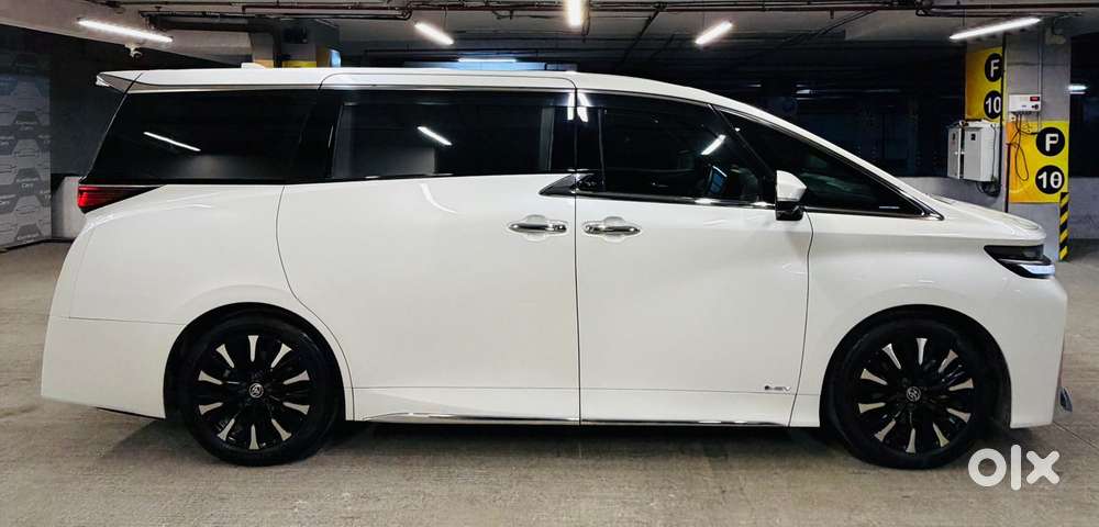Toyota Vellfire 2.5 Executive Lounge, 2024, Cng & Hybrids