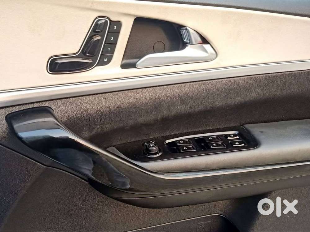 Mahindra Xuv700 2.0 Ax 7 Petrol At Luxury Pack Str, 2022, Petrol
