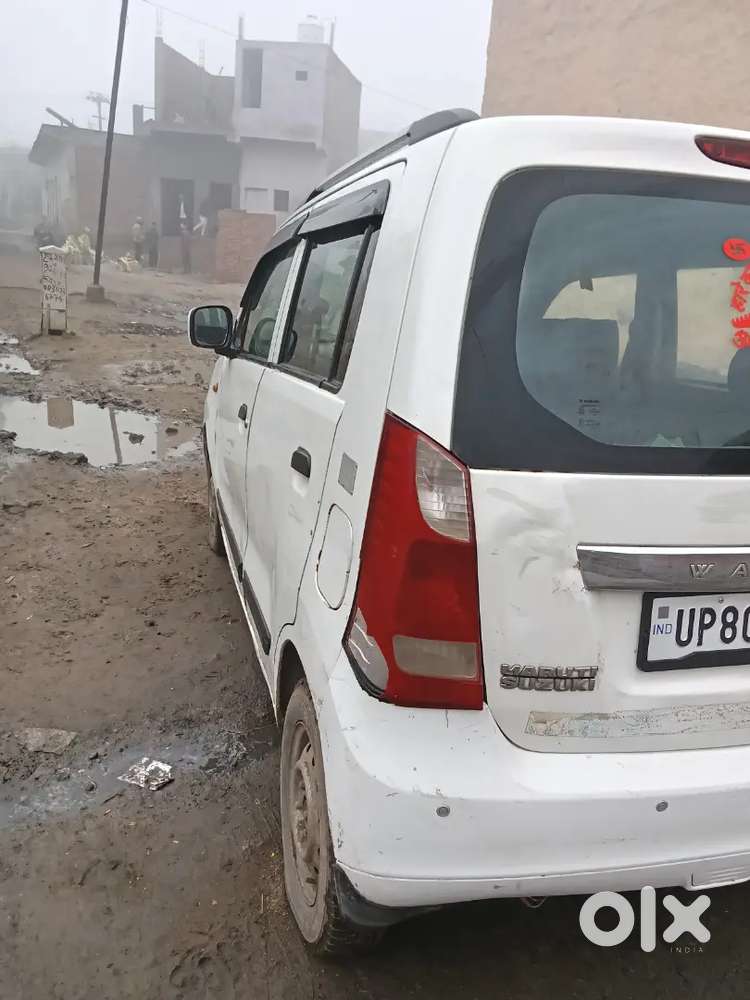 Car Me Koi Bhi Kami Nhi Hai Ghar Per Khadi Rehti Hai