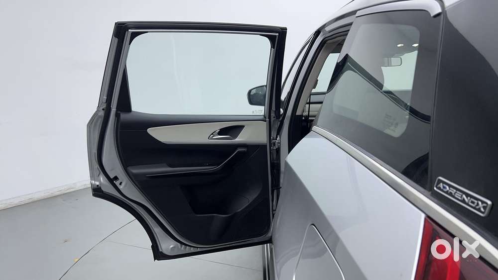 Mahindra Xuv700 2.0 Ax 7 Petrol Mt Str, 2022, Petrol