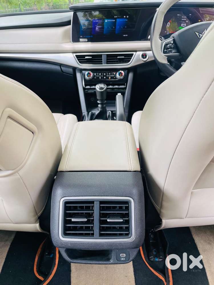 Mahindra Xuv700 2.0 Ax 7 Petrol Mt Str, 2023, Petrol