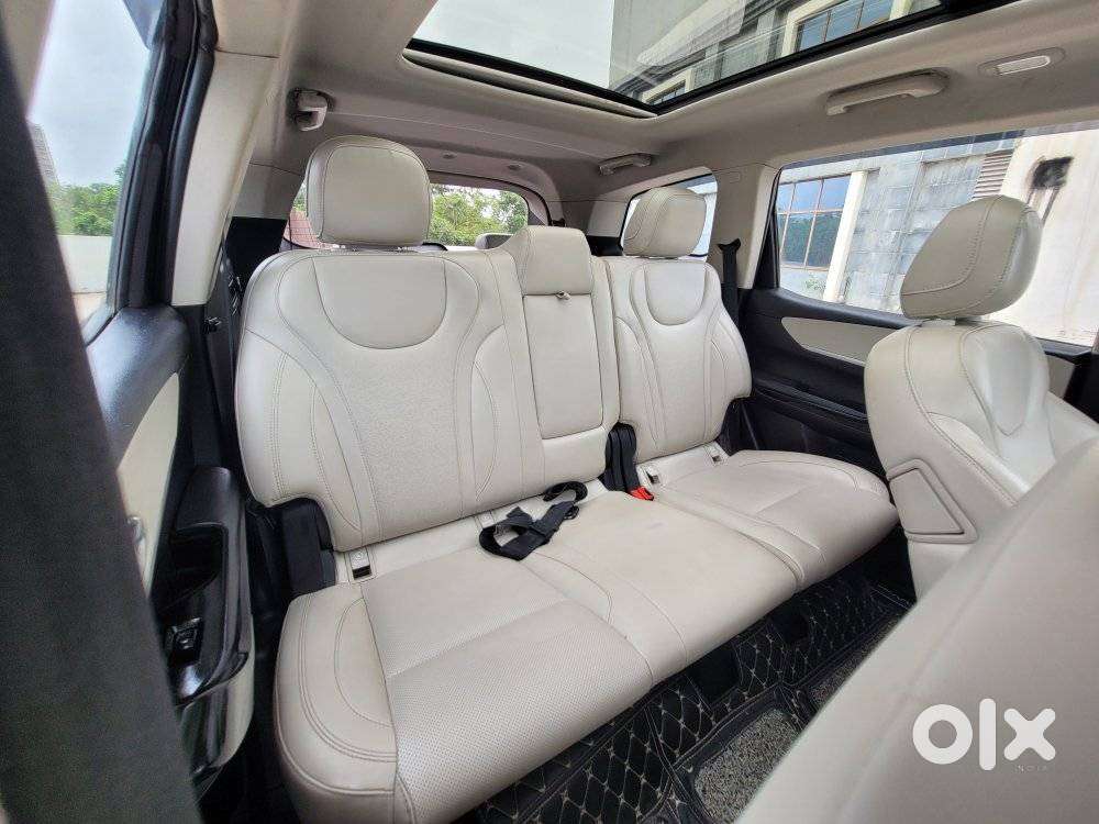 Mahindra Xuv700 2.0 Ax 7 Petrol At Str, 2023, Petrol