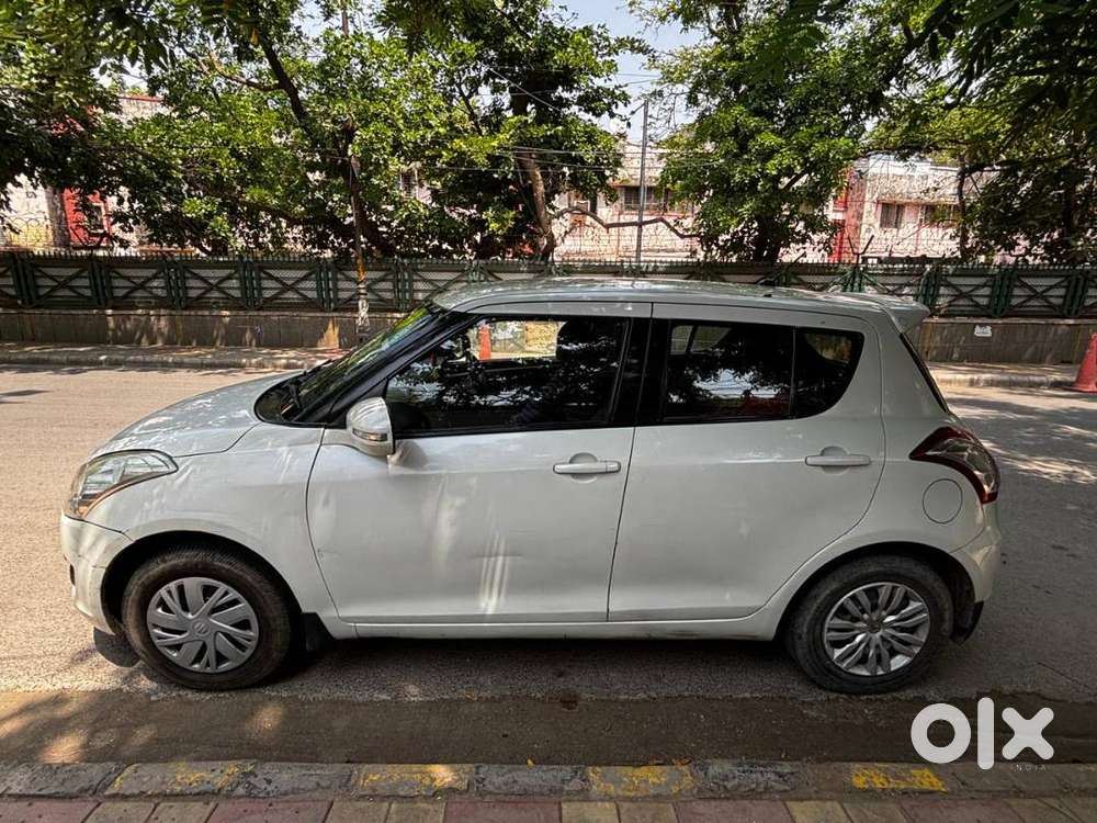 Well-maintained Maruti Suzuki Swift Vxi 2013 Petrol