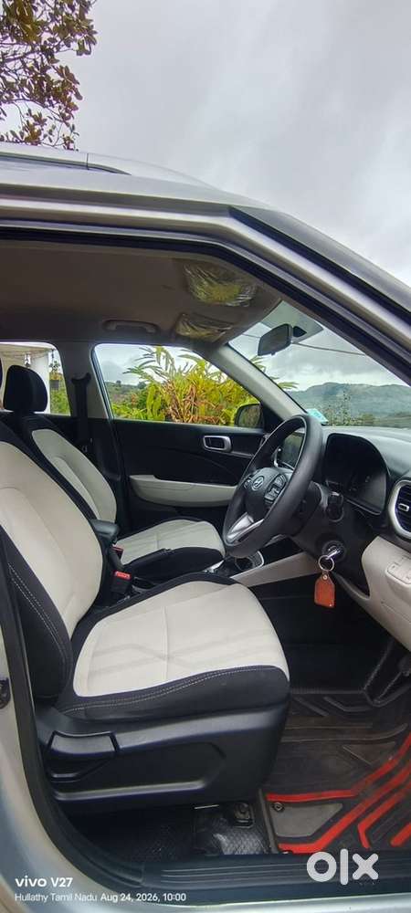 Hyundai Venue 2024 Petrol Well Maintained