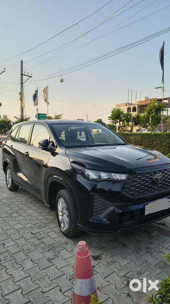 Toyota Innova Hycross 2024 Petrol Well Maintained