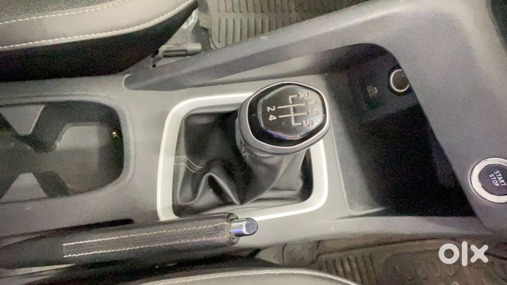 Nissan Magnite 1.0 Xv Premium, 2022, Petrol