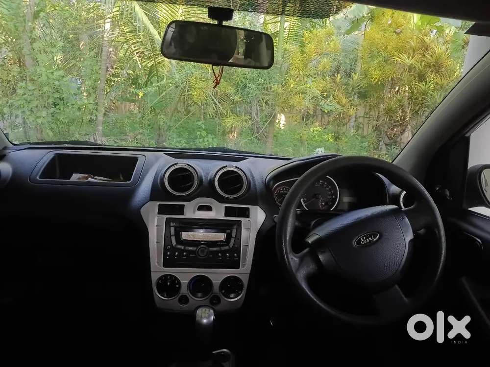 Ford Figo Titanium Blu 2012