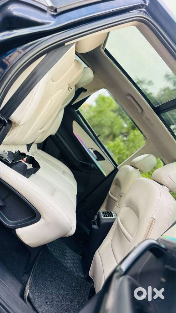 Mahindra Xuv700 2.0 Ax 7 Petrol Mt Str, 2021, Petrol