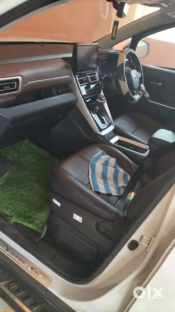 Toyota Innova Hycross 2025 Petrol 8500 Km Driven