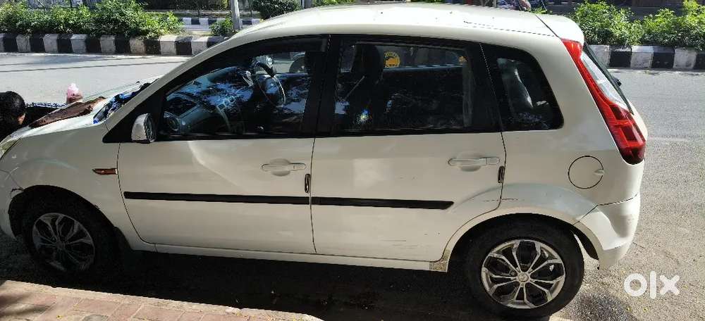 Ford Figo Titanium Petrol 2011
