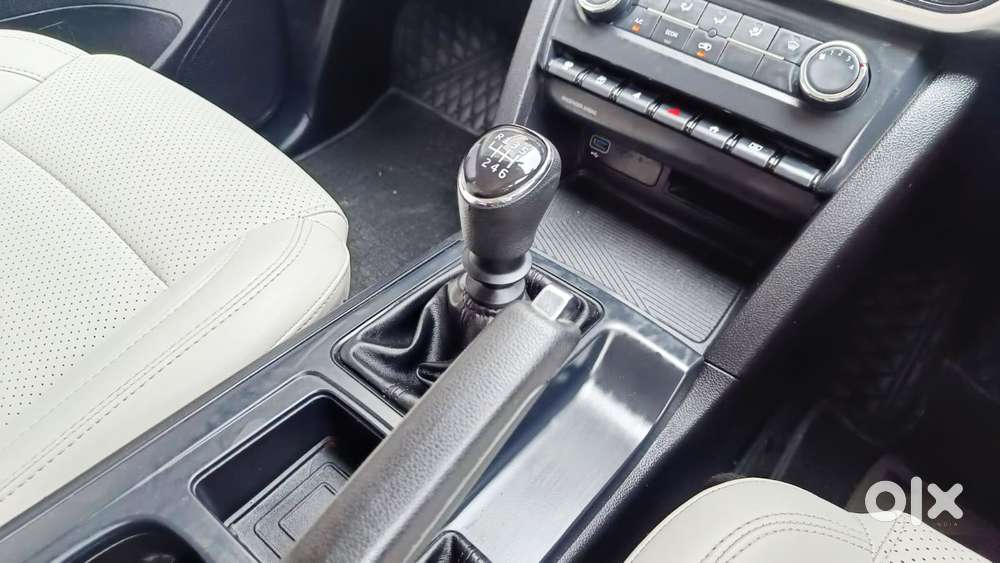 Mahindra Xuv700 2.0 Mx Petrol Mt 5 Str, 2024, Petrol