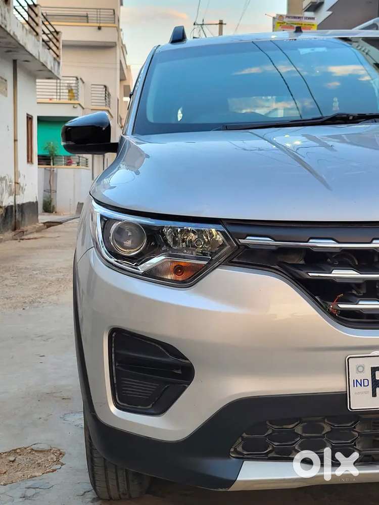 Renault 7-seater Car Showroom Condition