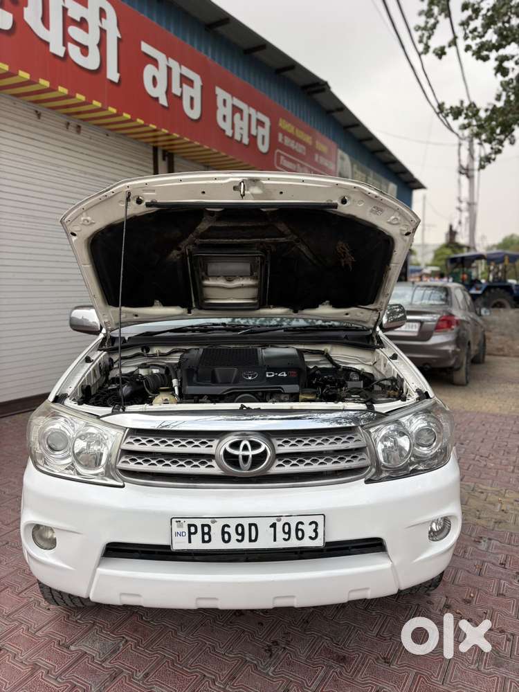 Toyota Fortuner 3.0 4x4 Manual, 2011, Diesel