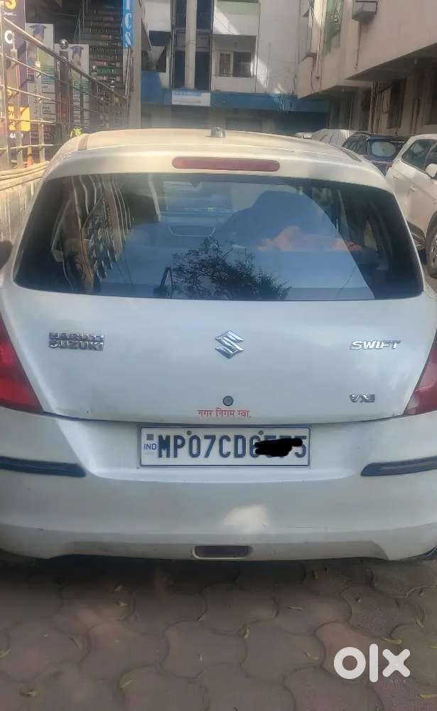 बहुत अच्छी कार पेट्रोल/सीएनजी शोरूम कंडीशन कार