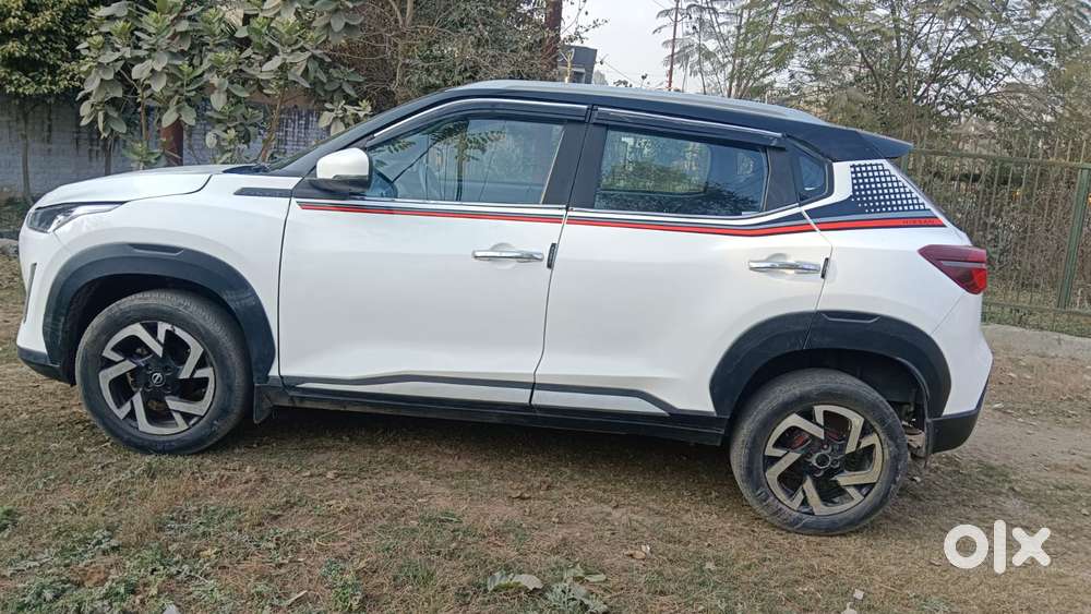 Nissan Magnite 1.0 Xv Premium, 2022, Petrol