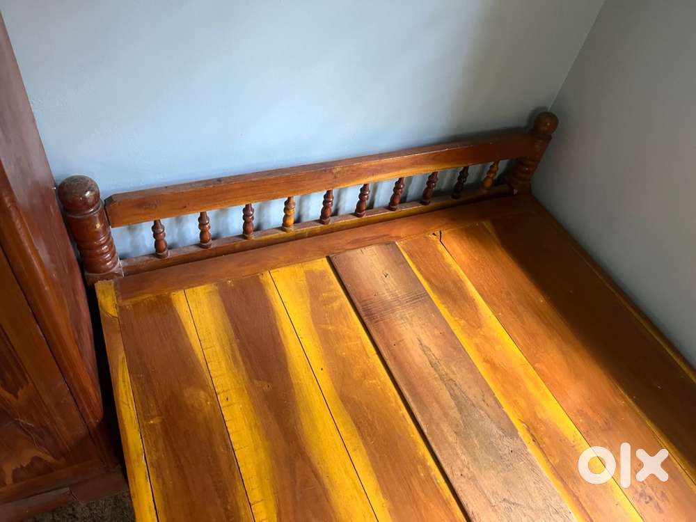 തടിയിൽ ഉണ്ടാക്കിയ കട്ടിൽ വിൽപ്പനയ്ക്ക്