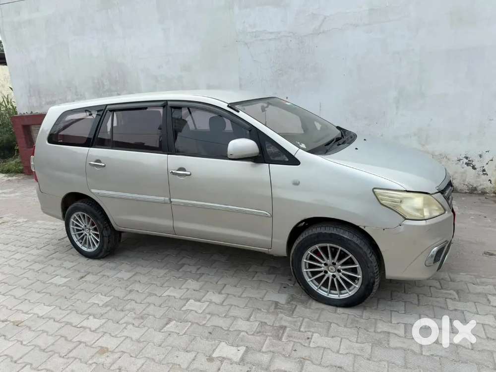 Toyota Innova Petrol 2012