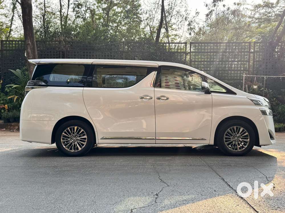 Toyota Vellfire 2.5 Executive Lounge, 2023, Cng & Hybrids