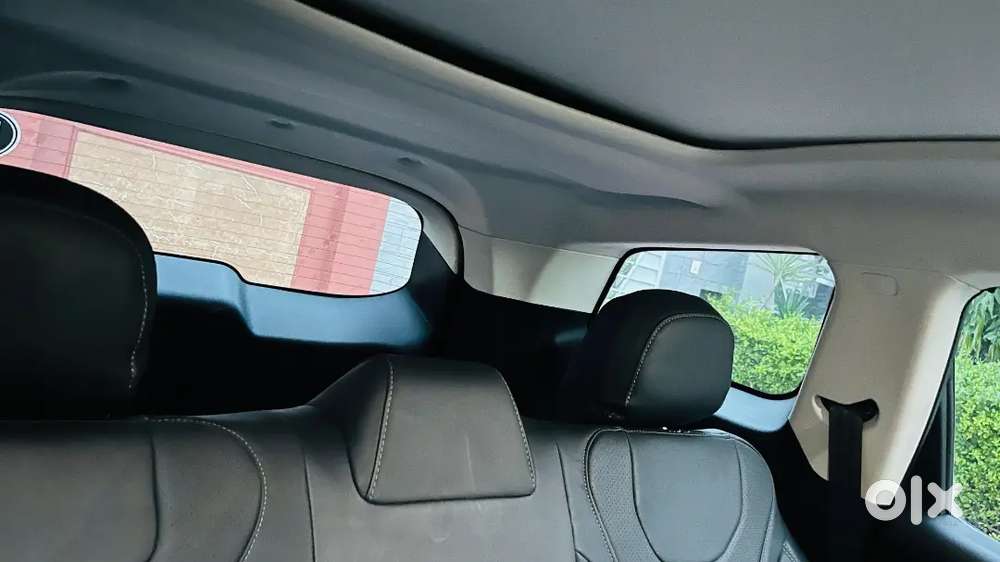 Mahindra Xuv700 Ax5 At Petrol