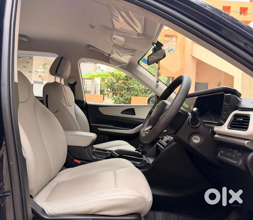 Mahindra Xuv700 Mx Petrol Mt 5 Str (e), 2022, Petrol