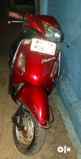 Second hand pleasure scooty 2024 price