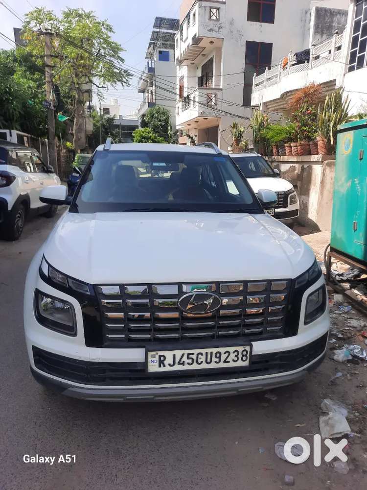 Hyundai Venue 2022 Petrol 13600 Km Driven