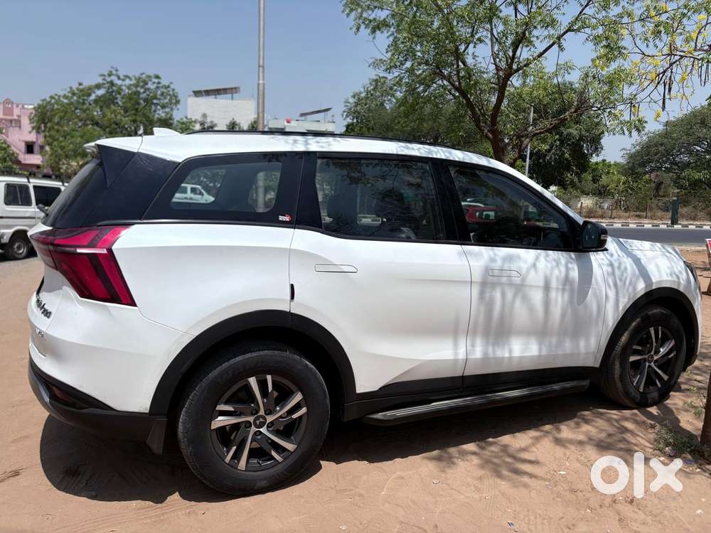 Mahindra Xuv700 2.0 Ax 3 Petrol Mt 5 Str, 2023, Petrol
