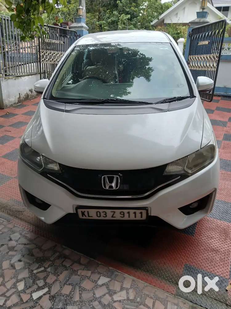 Explore The Elegance And Reliability Of This 2016 Honda Jazz.
- Featur