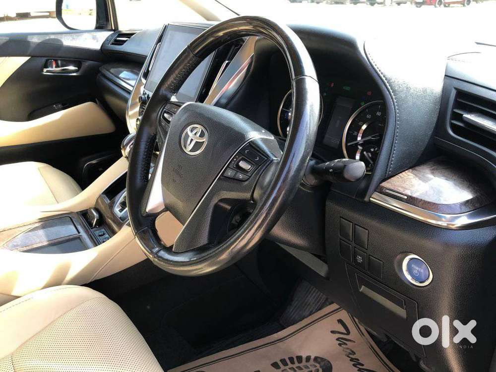 Toyota Vellfire 2.5 Executive Lounge, 2023, Cng & Hybrids