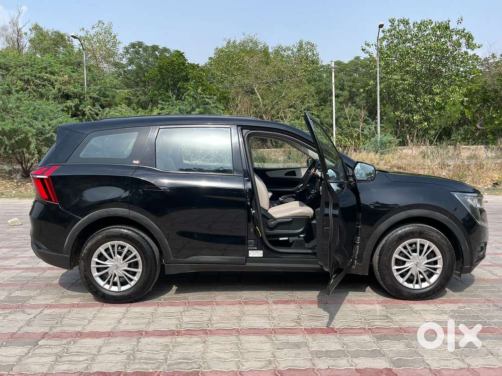 Mahindra Xuv700 Ax 5 Petrol Mt 7 Str (e), 2023, Petrol