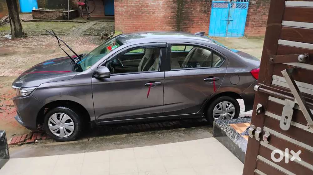 Car Chalane Wala Koi Nhi Hai. Isiliy Sell Kr Rahe Hai