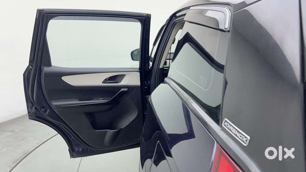 Mahindra Xuv700 2.0 Ax 5 Petrol Mt Str, 2023, Petrol