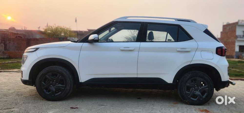 Hyundai Venue Petrol Manual 2024