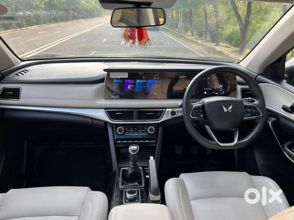 Mahindra Xuv700 2.0 Ax 7 Petrol Mt Str, 2022, Petrol