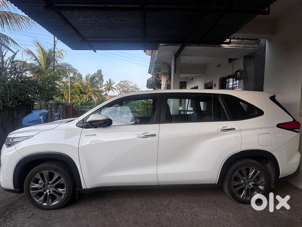 Toyota Innova Hycross