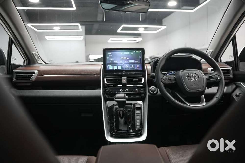 Toyota Innova Hycross 2.0 Zx Hybrid 7 Str, 2023, Petrol