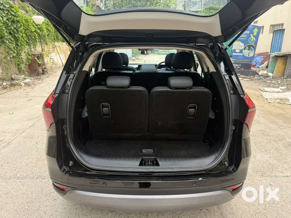 Mahindra Xuv700 2.0 Ax 7 Petrol At Str, 2025, Petrol