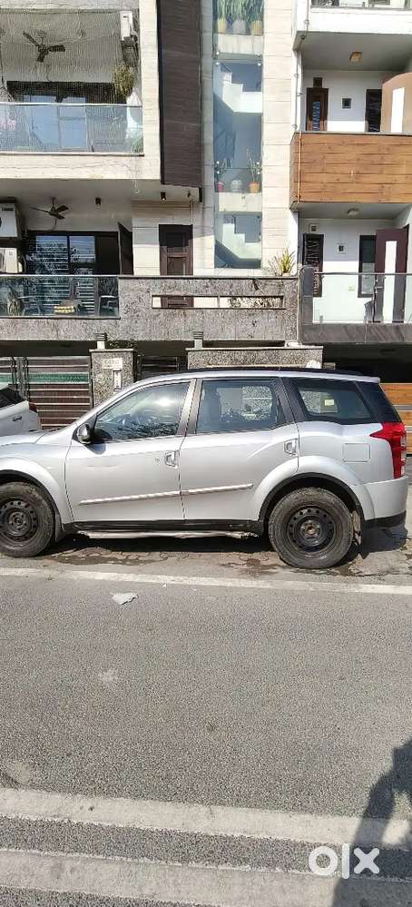 Mahindra Xuv500 W6 2015  First Owner  Non-accidental  Silver