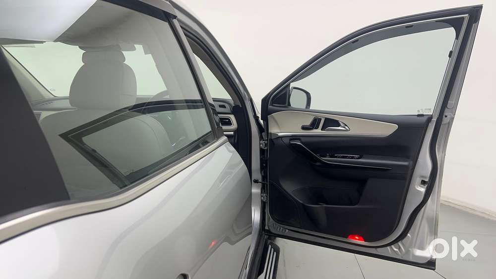 Mahindra Xuv700 2.0 Ax 7 Petrol At Luxury Pack Str, 2023, Petrol
