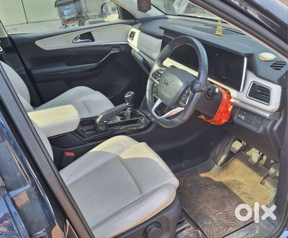 Mahindra Xuv700 2.0 Ax 7 Petrol Mt Str, 2022, Petrol