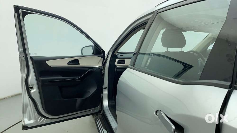 Mahindra Xuv700 2.0 Ax 5 Petrol At Str, 2022, Petrol