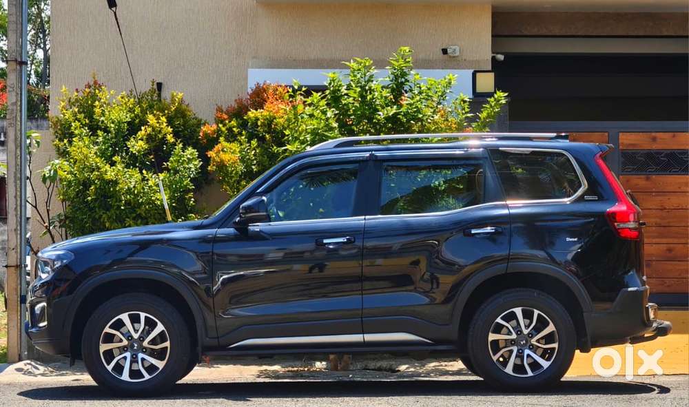 Mahindra Xuv700 2.2 Ax 5 Diesel Mt 7 Str, 2025, Petrol