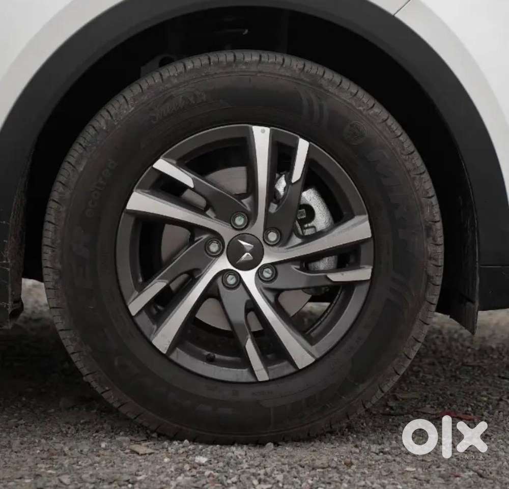 Mahindra Xuv700 Petrol 21000 Km Driven