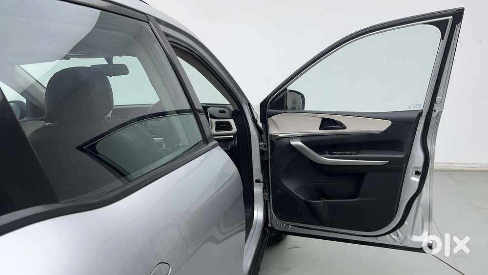 Mahindra Xuv700 2.0 Ax 3 Petrol At 5 Str, 2022, Petrol