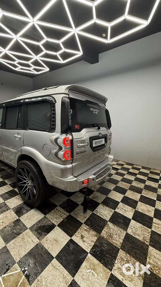 Mahindra Scorpio Classic S10 2016