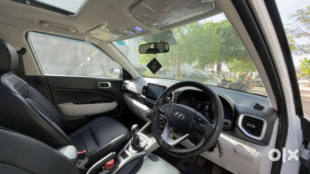 Hyundai Venue 2024 Petrol 15000 Km Driven