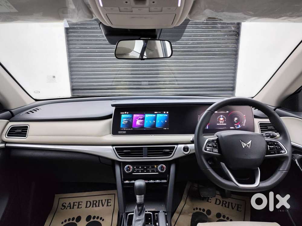 Mahindra Xuv700 2.0 Ax 7 Petrol At Str, 2023, Petrol