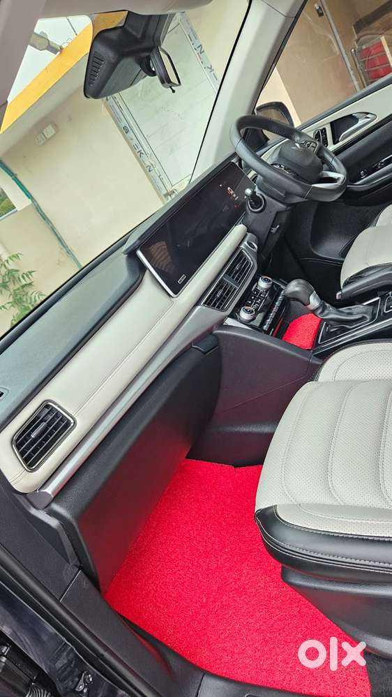 Mahindra Xuv700 2.2 Ax 7 Diesel At Luxury Pack Str, 2025, Diesel
