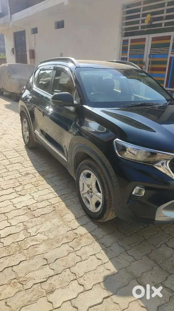 Second Top, Kia Sonet 2022 Diesel Well Maintained, Company Service.